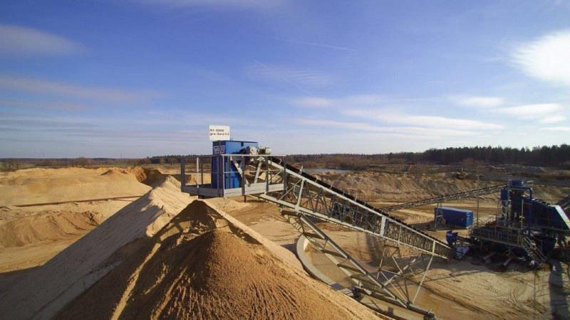 Sand Förderband Förderband transportiert Sand auf einen haufen