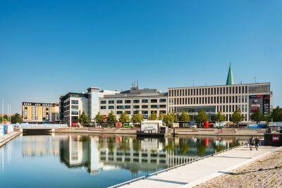 Innenstadt von Kiel im Vordergrund ein See