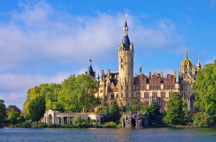 Schloss Schwerin hinter einem Gewässer