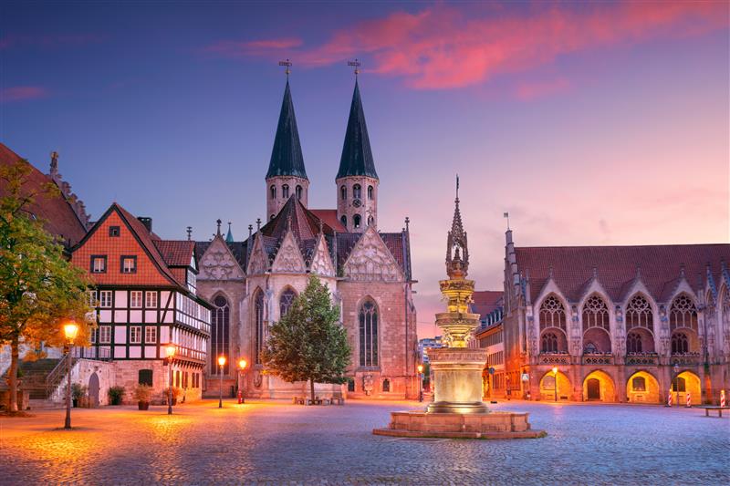 Bild der historischen Altstadt von Braunschweig mit der St.-Martini-Kirche und dem Alten Rathaus bei Sonnenuntergang im Sommer