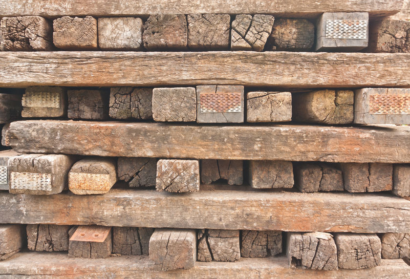 Bahnschwellen gestapelt