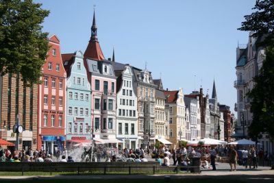 Menschen die sich ind er Innenstadt von Rostock befinden