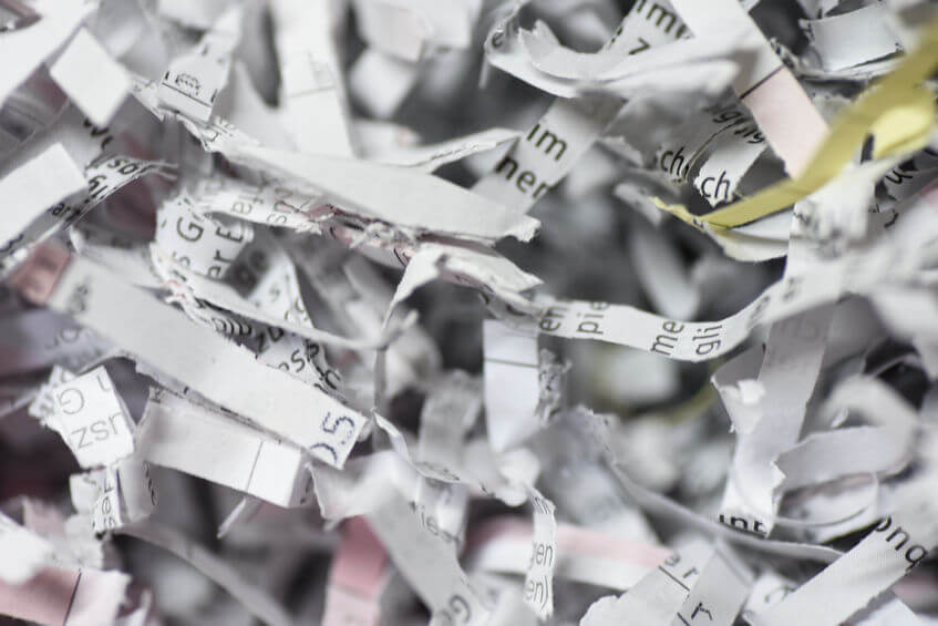 Papierschnipsel nach dem Schreddern von Papier