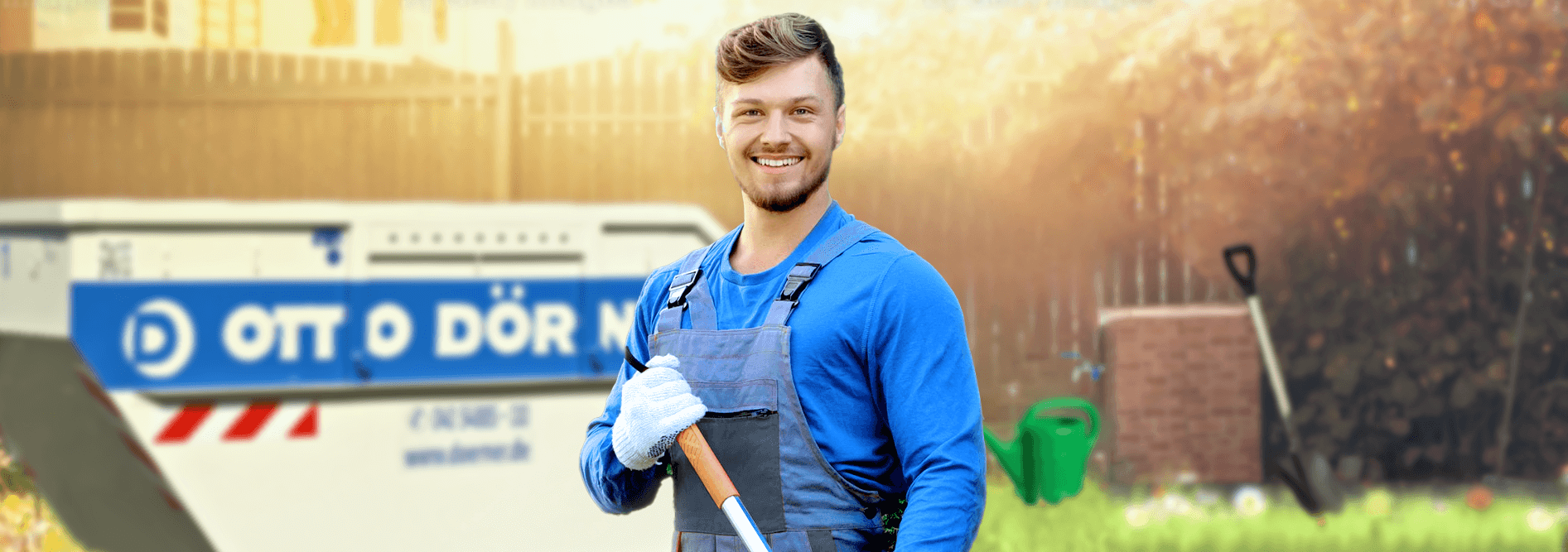 Person steht  mit einer Harke vor einem OTTO DÖRNER Container
