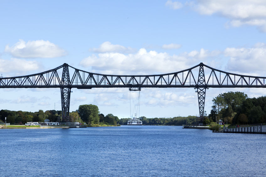 Professionelle Brücke mit Schwebefähre in Rendsburg