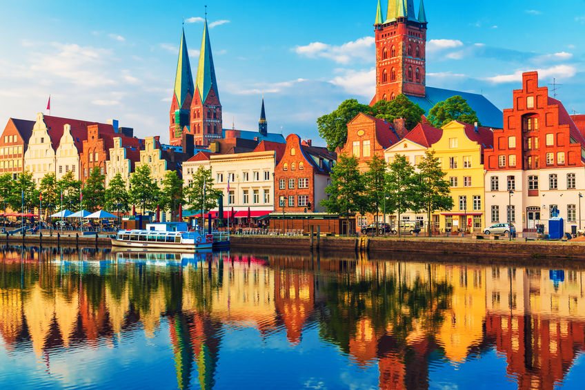 Altsatdt Lübeck hinter einem Gewässer