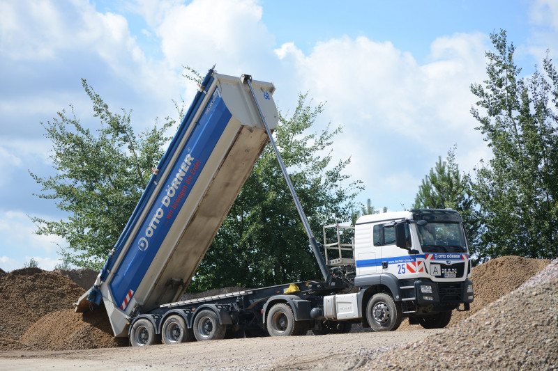 Ein Dörner LKW schüttet Sand ab