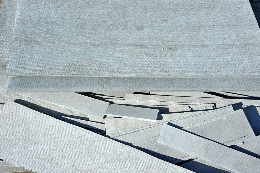 Asbestzement Platten auf einem Haufen