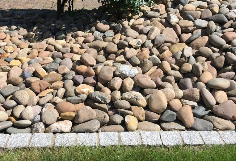 Geröll-Haufen Ein Haufen Geröll im Garten liegend