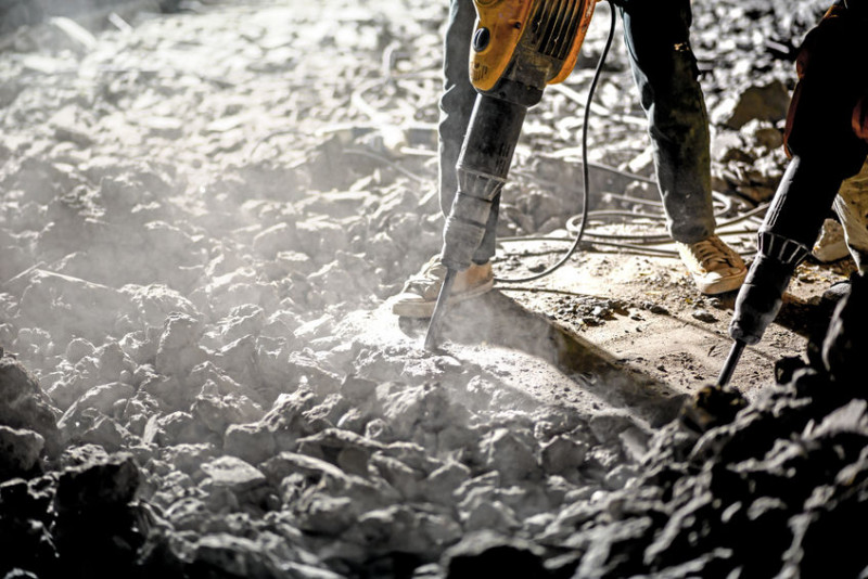 Beton Abfälle Beton Brocken werden durch Presslufthammer erzeugt